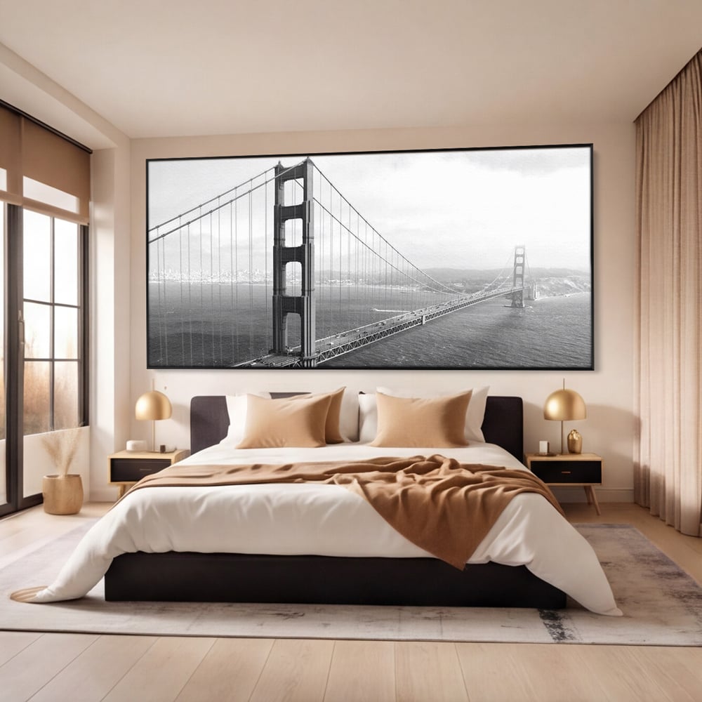 Tablou canvas cu fotografie alb-negru cu podul golden gate, in rama de aluminiu negru, pe perete intr-un dormitor